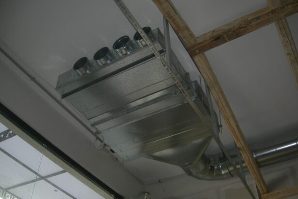 Κλιματιστικό μηχάνημα στην οροφή του χώρου.
